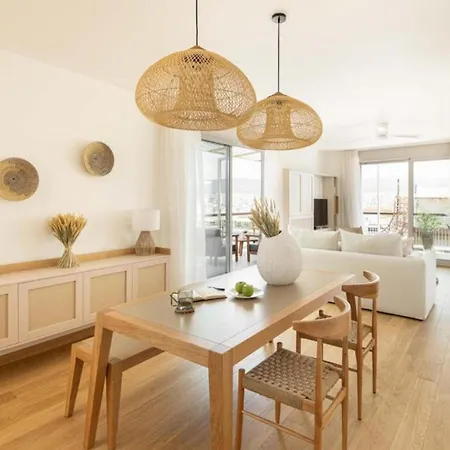 Lavish Unique Penthouse Next To The Seafront Lejlighed